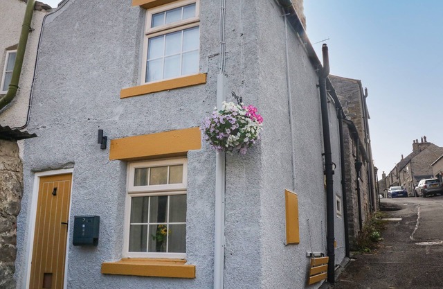 WINSLADE, pet friendly, character holiday cottage in Bradwell