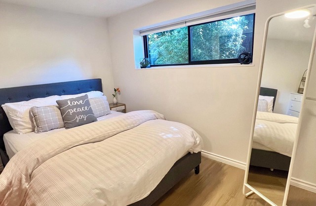 Winter coastal retreat - Deep Cove: 2-Bedroom w/sauna & cold plunge