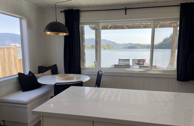 Winter Escape with Amazing Views from the Hot Tub!