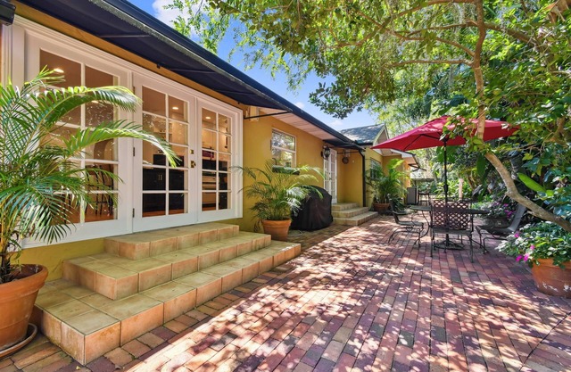 Winter Park Bungalow & Outdoor Oasis - Rollins College, Park Ave & Fenced Yard