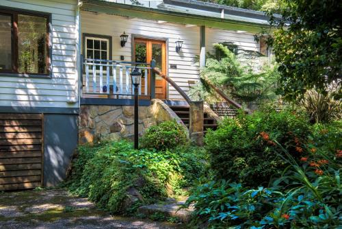 Winter Rose - gorgeous gardens sleeps 5
