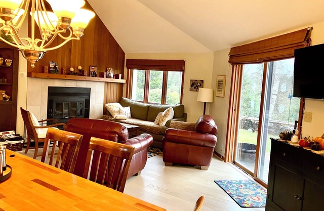 Winter Season, King Beds, Sleeps 6, Walk to Town Square