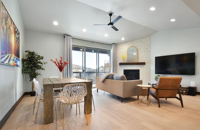 Winter specials: Bright, Modern Retreat with Hot Tub +Game Room sleeps 12.