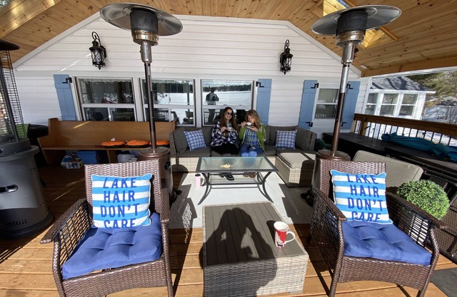 Winter/summer paradise family Cottage. Cosy getaway. Water front nskidoo trail
