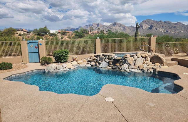 Winter Sun & Heated Pool Bliss! Family friendly.