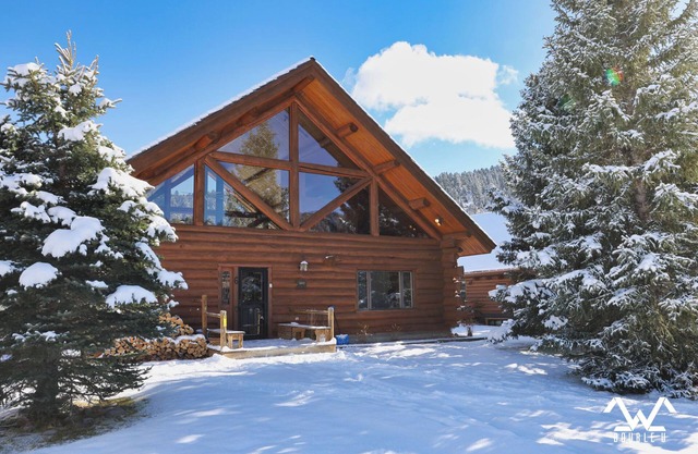 Winter Wonderland Cabin! Sleeps 12! Awesome Hot Tub and Fireplace!