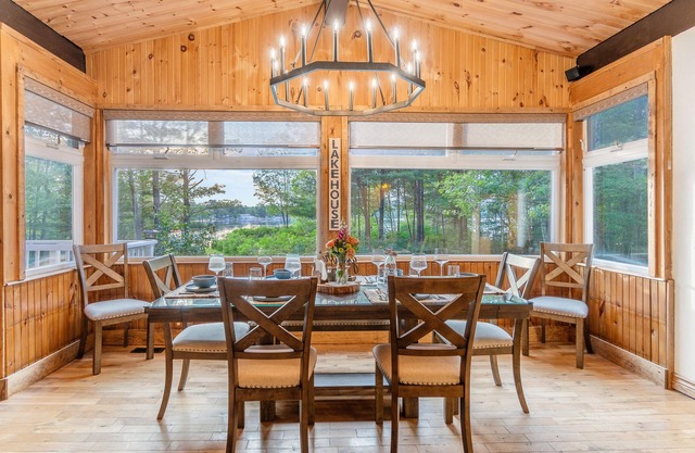 { Winter Wonderland Retreat } Hot Tub & Barrell Sauna - 3BR Cottage on Lake Kahshe!