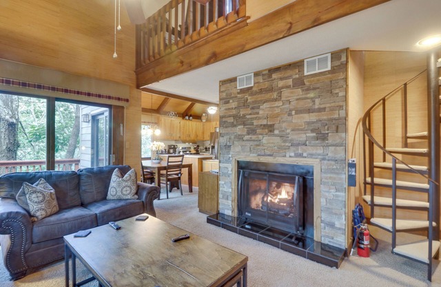 Wintergreen Home w/Hot Tub, Deck & Mountain Views