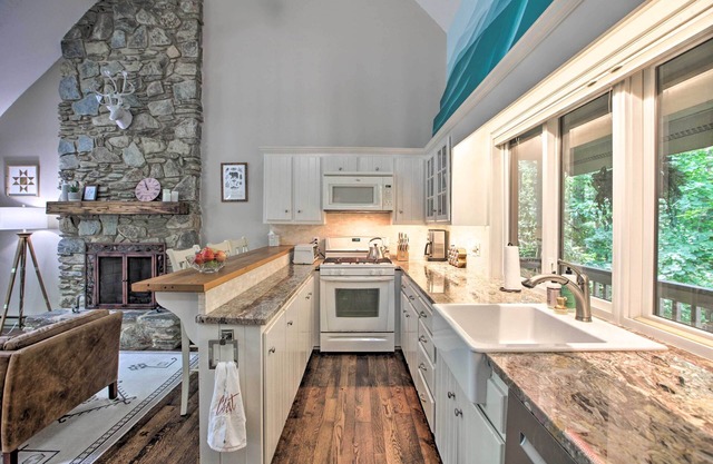 Wintergreen Resort Home w/2 Decks + Ski Access!