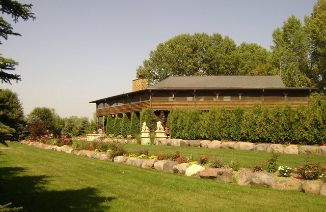 Wisconsin lakefront vacation rental, pontoon boat pet friendly Lake House