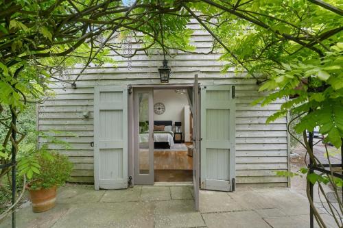 Wisteria Lodge Dog friendly Countryside Escape