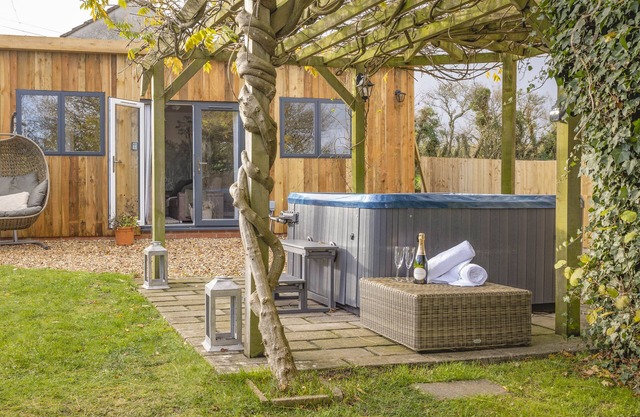 Wisteria View with Log Cabin sleeps 20 with hot tub