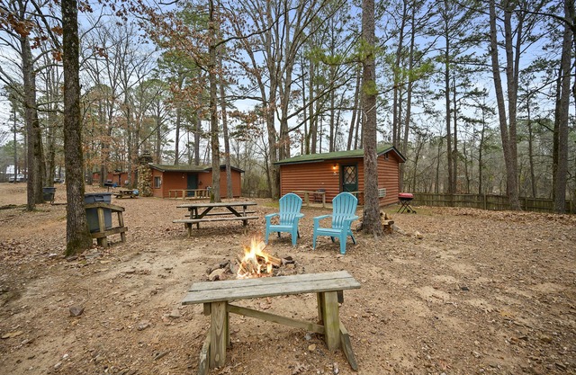 Wisteria Way 1 Bedroom cabin Sleeps 4, Stocked Pond, Near the lake!