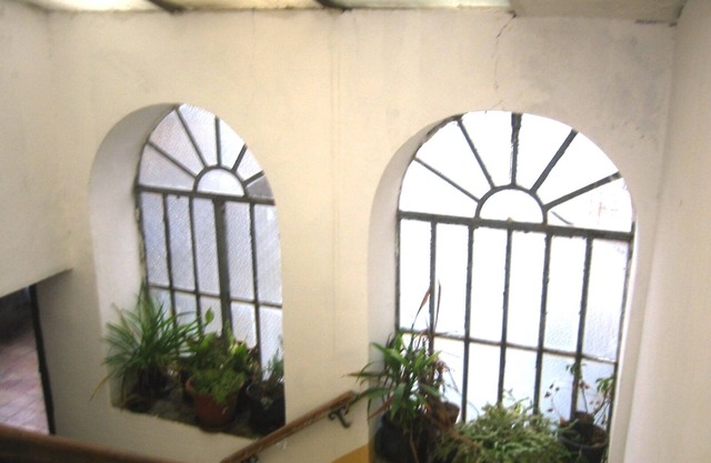 With large roof terrace in beautiful medieval town, around which the river Tiber winds