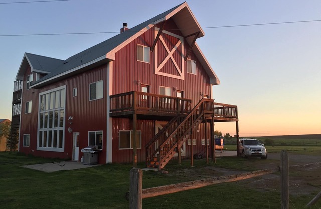 Within 1 hour of Yellowstone National Park - Sleeps up to 30