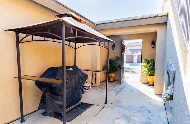 Within short driving distance, of Palm Springs, Idyllwild, and Soboba casino.
