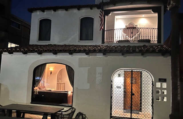 Within steps of the beach, your Long Beach get away in Belmont Shore.