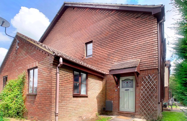 Wokingham - 2 Bedroom House - With Parking