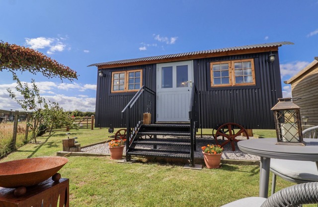 WOLDS HOOT, pet friendly, with a garden in Market Weighton