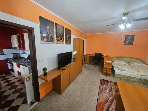 WOLF APARTMAN Luxusné a pokojné ubytovanie s plochou TV a optickým internetom priamo v Považskej Bystrici Tichá lokalita s bezplatným parkovaním Všade blízko Vhodné pre jednotlivcov rodiny pracovné cesty turistiku aj oddych Plne vybavená kuchyňa