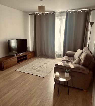 Wolverhampton Apartment with Free Parking 1 minute from the train station