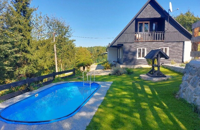 Wonderful private villa for 6 guests with private pool, WIFI, TV, patio, pets allowed and parking