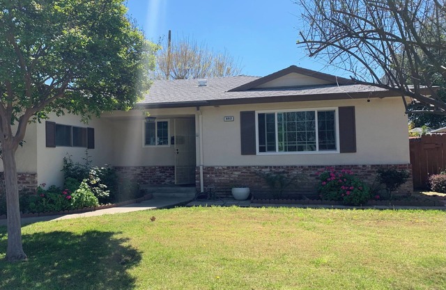 Wonderful 3-bedroom house with AC in charming Clovis