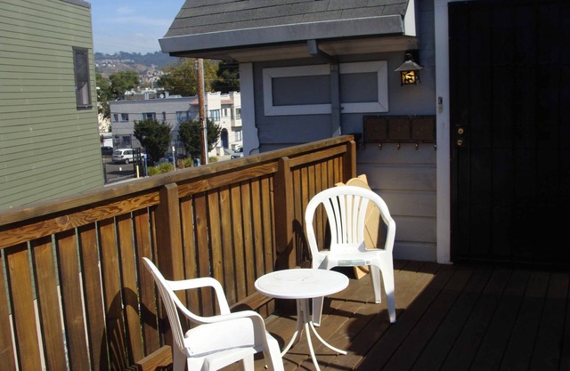 Wonderful 3rd level 2 bed in heart of Oakland's popular Temescal. - walk to Bart