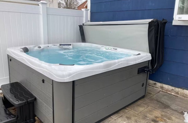 Wonderful 4-bedroom house with hot tub in Bellville