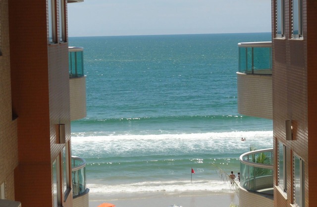 Wonderful apt facing the sea w /1 suite, + 2 rooms w /8 pers. + WI-FI
