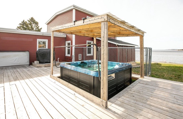 Wonderful ocean view 3-bedroom house with hot tub - Minimum stay 29 nights