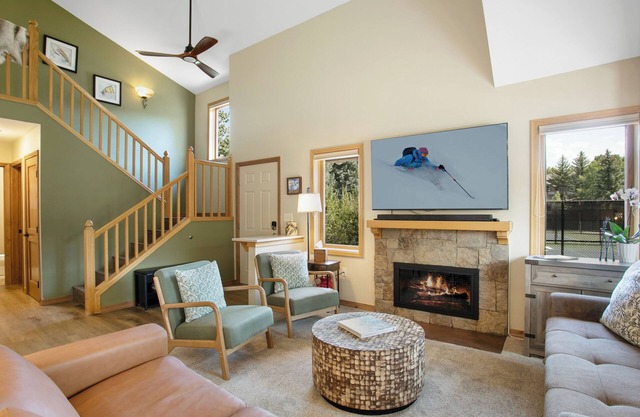 Wonderful Condo, Minutes drive to Arrowhead Resort, Fireplace