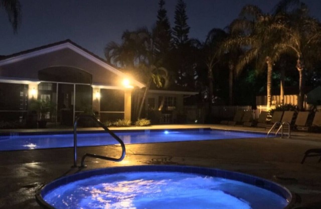 Wonderful condo close to outlets and city place!