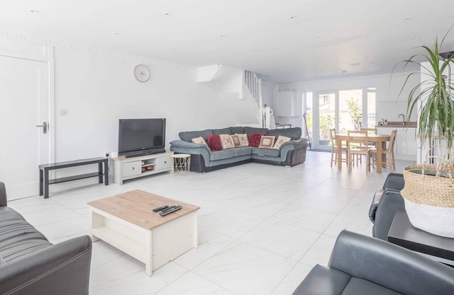 Wonderful Family Home with Free Parking