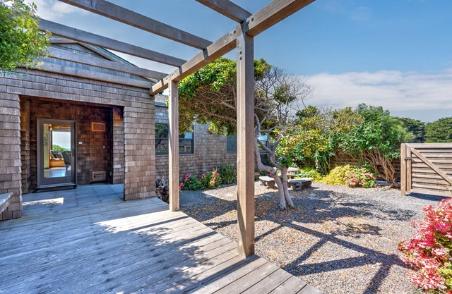 Wonderful Home Just Steps to the Bluff Trail