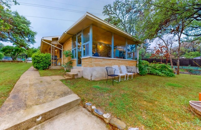 Wonderful Lakefront Home w/Yard, Water Views, Central AC, WiFi, Private W/D