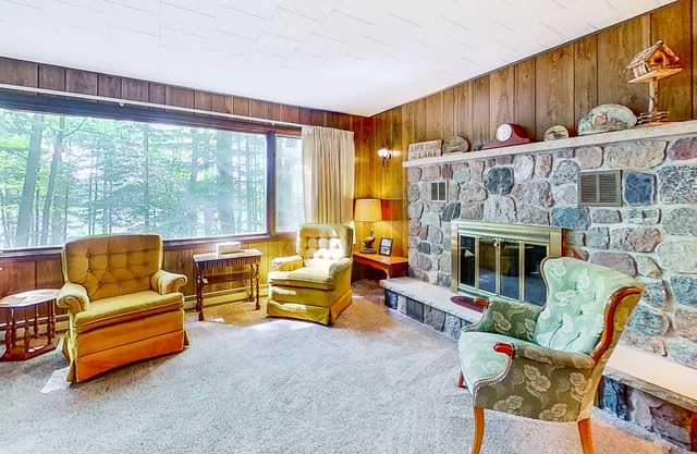 Wonderful lakefront home with WiFi, private washer and dryer, fireplace, decks