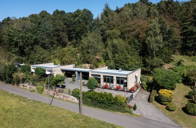 Wonderful light-flooded bungalow with views of the countryside