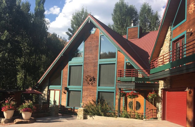 Wonderful location! Walk to ski, hike! Nov15-April 15 Only 30 day rental