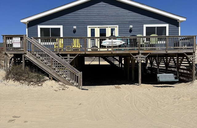 WONDERFUL OCEAN VIEWS IN THIS COZY BEACH HOUSE