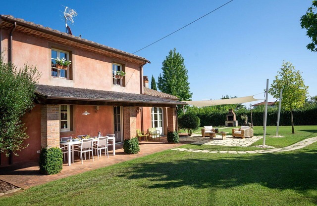 Wonderful private villa with WIFI, private pool, A/C, TV, veranda and parking, close to Lucca
