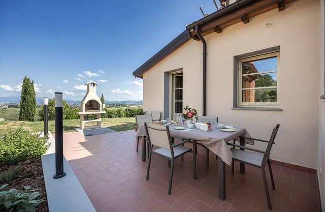 Wonderful private villa with A/C, WIFI, pets allowed, panoramic view and parking, close to Flore.