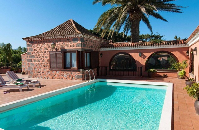 Wonderful private villa for 10 guests with private pool and TV