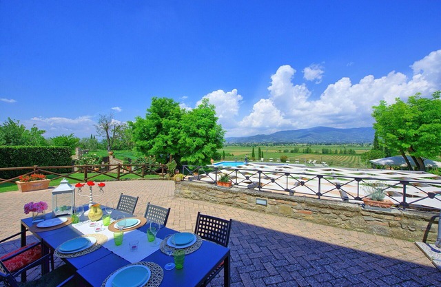 Wonderful private villa with hot tub, WIFI, A/C, private pool and panoramic view, close to Cortona