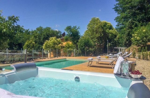Wonderful private villa for 12 guests with private pool, WIFI, A/C, hot tub and TV