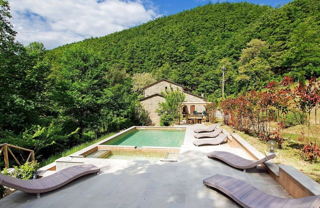 Wonderful private villa with hot tub, WIFI, private pool, TV, patio, pets allowed and parking