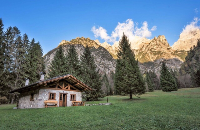 Wonderful private villa for 6 guests with TV, pets allowed and parking