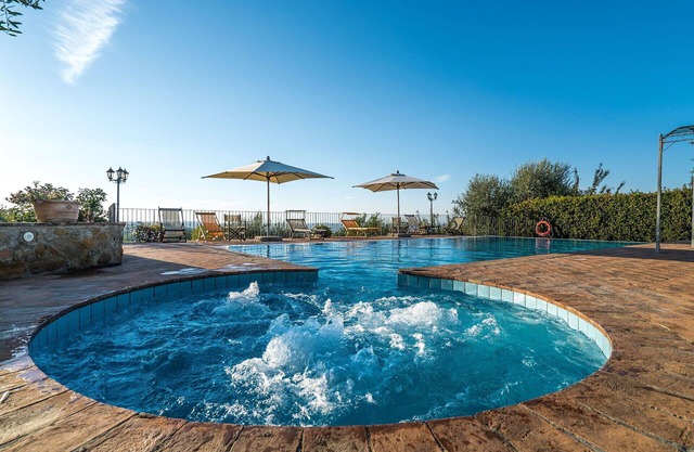 Wonderful private villa with A/C, hot tub, WIFI, private pool, TV, balcony, close to San Gimignano