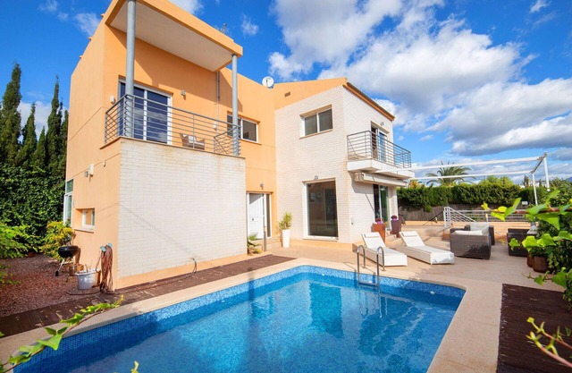 Wonderful private villa with A/C, WIFI, private pool, TV, patio, pets allowed and parking