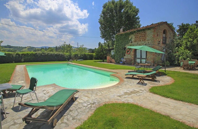 Wonderful private villa with WIFI, pool, TV, patio, pets allowed and parking, close to Arezzo